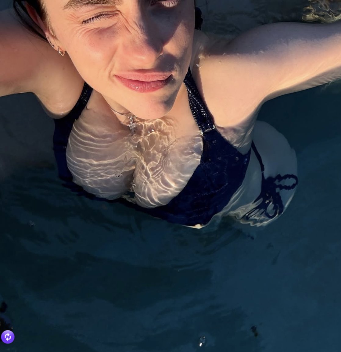 lanaconfan's tweet photo. Billie bikini pictures are like finding money on the street. It doesn't happen enough but is so satisfying when it does. 🔥🔥🔥🔥 https://t.co/4qVuoIMqhX