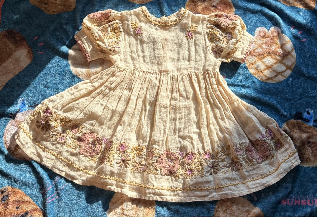 miko_07000's tweet photo. ②apolina 3-5y
セカンドオーナー　1回着用
14,000円
刺繍🪡は綺麗めですが後ろ部分ちょっと弛んでる？（ほつれまではないかな？？）
詳しく写真欲しい方はdmかリプください🙇‍♀️ https://t.co/YmnBnqT5Wl
