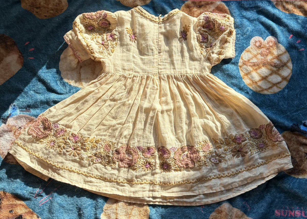 miko_07000's tweet photo. ②apolina 3-5y
セカンドオーナー　1回着用
14,000円
刺繍🪡は綺麗めですが後ろ部分ちょっと弛んでる？（ほつれまではないかな？？）
詳しく写真欲しい方はdmかリプください🙇‍♀️ https://t.co/YmnBnqT5Wl