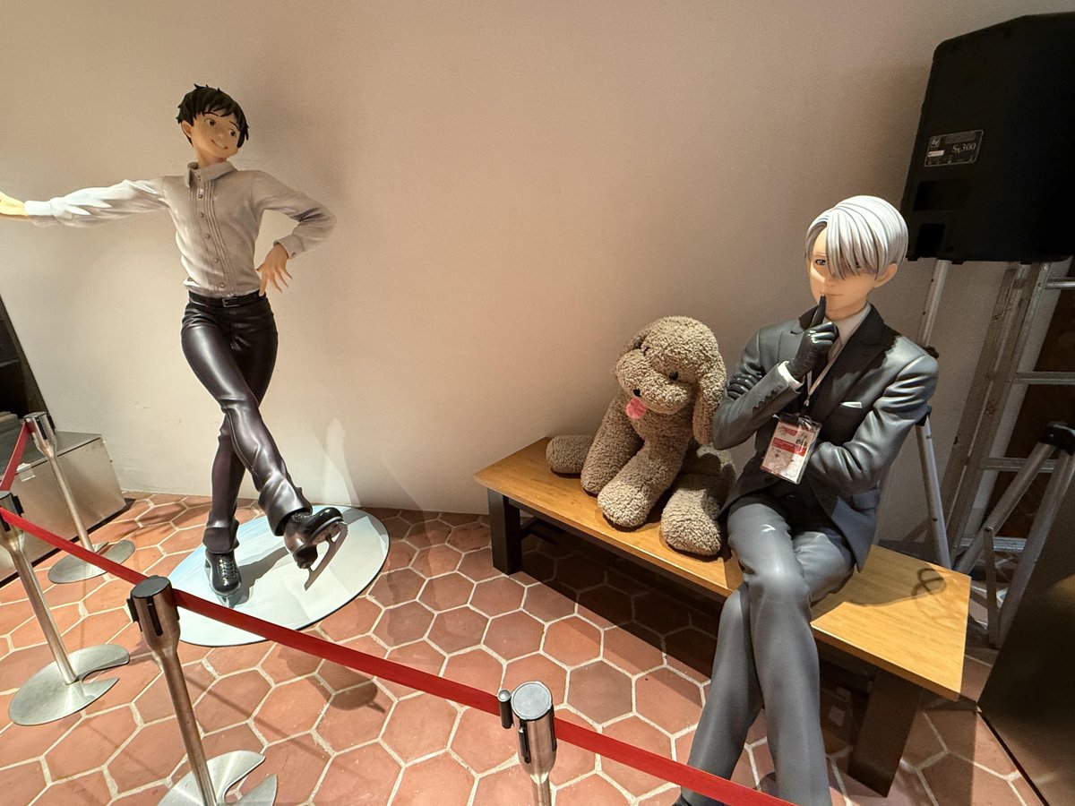 YoINation's tweet photo. Baseyard Tokyo has announced the closure of its Harajuku store, where these life-size figures of Viktor and Yuuri were still on display. https://t.co/uYpztQjFs9