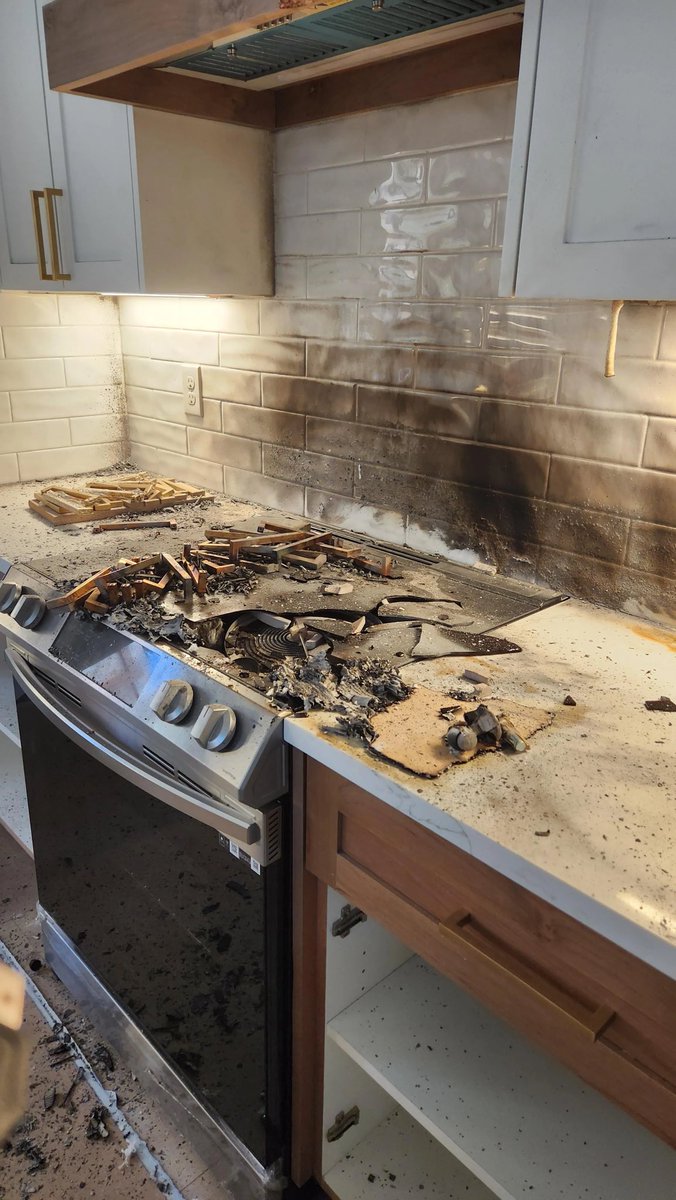 LOCKP1CKED's tweet photo. never  cooking  again https://t.co/Bcth7WAt0h