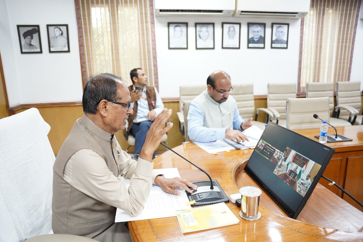 OfficeofSSC's tweet photo. माननीय केंद्रीय मंत्री श्री @ChouhanShivraj जी ने आज वीडियो कॉन्फ्रेंसिंग के माध्यम से रानी लक्ष्मीबाई केंद्रीय ���ृषि विश्वविद्यालय (RLBCAU), झाँसी में आयोजित तीन दिवसीय कृषक प्रशिक्षण कार्यक्रम के समापन में सहभागिता की।

इस दौरान केंद्रीय मंत्री जी ने प्रशिक्षण हेतु आए किसान भाई-बहनों को संबोधित कर, उन्नत कृषि तकनीकों को अपनाने की अपील की।