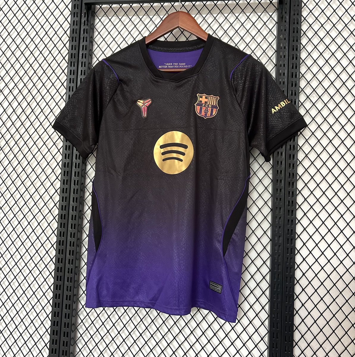 HenaresZone's tweet photo. 💯 INAUGURAMOS TIENDA DEPORTIVA 💯 

🚨 ¡SORTEAZO DE BIENVENIDA! 🚨

👕 El ganador podrá elegir entre:
⚪️ 2ª equipación del Real Madrid 2026/27
🔵🔴 2ª equipación del FC Barcelona 2026/27
⚪️⚫️ 1ª equipación de Burgos CF 2026-27
⚫️🟡 2ª equipación del Burgos CF 2026-27

📋 ¿Cómo participar?
✅ Sigue a @HenaresZone 
🔁 Haz RT a este tuit
👥 Menciona a un amigo
➕ Cada amigo adicional mencionado = 1 participación extra.

📅 El sorteo finalizará el 8 de agosto a las 23:59.
🏆 El ganador se anunciará el 9 de agosto.

🔥 ¡Y atención!
💥 Si llegamos a 1.000 RT ➜ 2 ganadores
💥 Si llegamos a 2.000 RT ➜ 3 ganadores
💥 Si llegamos a 3.000 RT ➜ 4 ganadores

¡Mucha suerte a todos! ⚽🎁