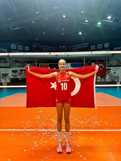 voleiturquia's tweet photo. 4 nomes de fora me chamam a atenção aqui: 

Bade Bayrak, ponteira, 184 altura. 
Su eda Sanlier, Central, 198 altura,
Lara Atasoy, oposta, 191 altura
Sude Avci, libero. 

Não sei se elas possuem lesões, mas ao meu ver, deveriam estar nessa seleção. https://t.co/dfon17ujcs