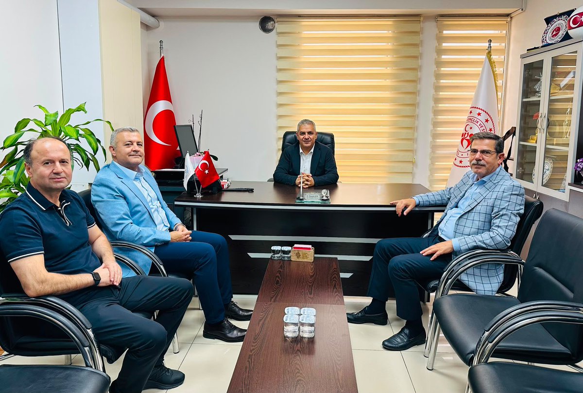 Selcuklubelspor's tweet photo. Selçuklu Belediyespor Kulübü Başkanımız Mustafa Yavuz Tezcan, Yönetim Kurulu Üyelerimiz Mehmet Ali Çakar ve Mehmet Ali Kolay, Konya Spor Hizmetleri Müdürlüğü görevine atanan Mustafa Koç’u ziyaret ederek hayırlı olsun dileklerini iletti.

Nazik ev sahipliği dolayısıyla Sayın Mustafa Koç’a teşekkür ediyor, yeni görevinde başarılar diliyoruz.