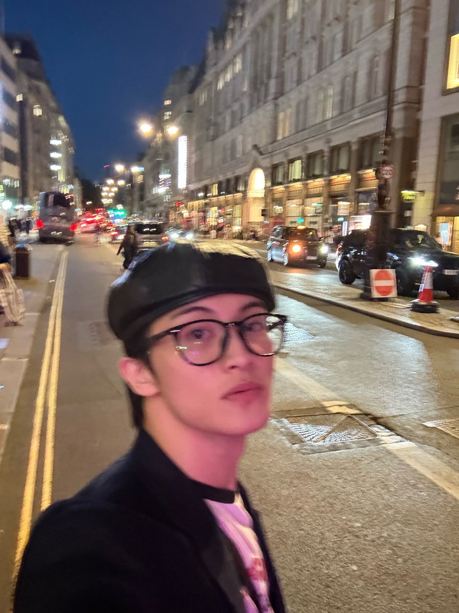 timetomkk's tweet photo. 250806 버블
🐯 근데 갤러리를 보다가 내가 좋아하던 사진들 몇개 있는데 안 보여줬더라구요
🐯 온유어맠으로 보여주기에도 약간 뒷북같고..
🐯 @@가 봐주고 리액션 잘해줘여
🐯 🥹
🐯 시기는 런던때에여
🐯 약간 오랜만에 보는 흑발
🐯 나도 이 사진 좀 좋은거같애여
🐯 🫢
🐯 온유어맠이였으면 이게 첫번째 사진이였을듯

#마크 #MARKLEE