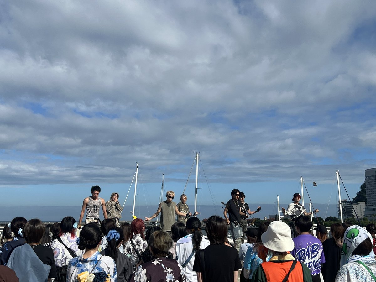 uandpiaofficial's tweet photo. 🎆熱海海上花火大会🎆

ご来場いただいた皆さん、ありがとうございました！

たくさんの方にお越しいただき、開放的な空間の中で、花火と音楽が重なる特別な時間を皆さんと過ごすことができました🎇

ライブ中には虹も見えて、そして最後は夜空を彩る大迫力の花火。
夏の思い出に残る一日になりました🌈✨

〜Today’s Setlist〜

①部
M1 INJANAI?
M2 Jumping
M3 Origin
M4 Over Heat
M5 Matsuri
M6 Summer Dive 📸
M7 Billy Billy Young

②部
M1 Pulse
M2 Slow&Easy 📸
M3 Utopia 📸
M4 Billy Billy Young
M5 Jumping
M6 The Way Of
M7 Y.E.L.L

次のイベントは
明日8/6(木) フリーライブ
📍ヨドバシカメラ マルチメ���ィアAkiba

📱TikTok LIVE配信あり！
https://t.co/vtH3YQ0YqZ

会場でも配信でも、ぜひお楽しみください✨

#uandpia
#エンピ
#ユーエンピー