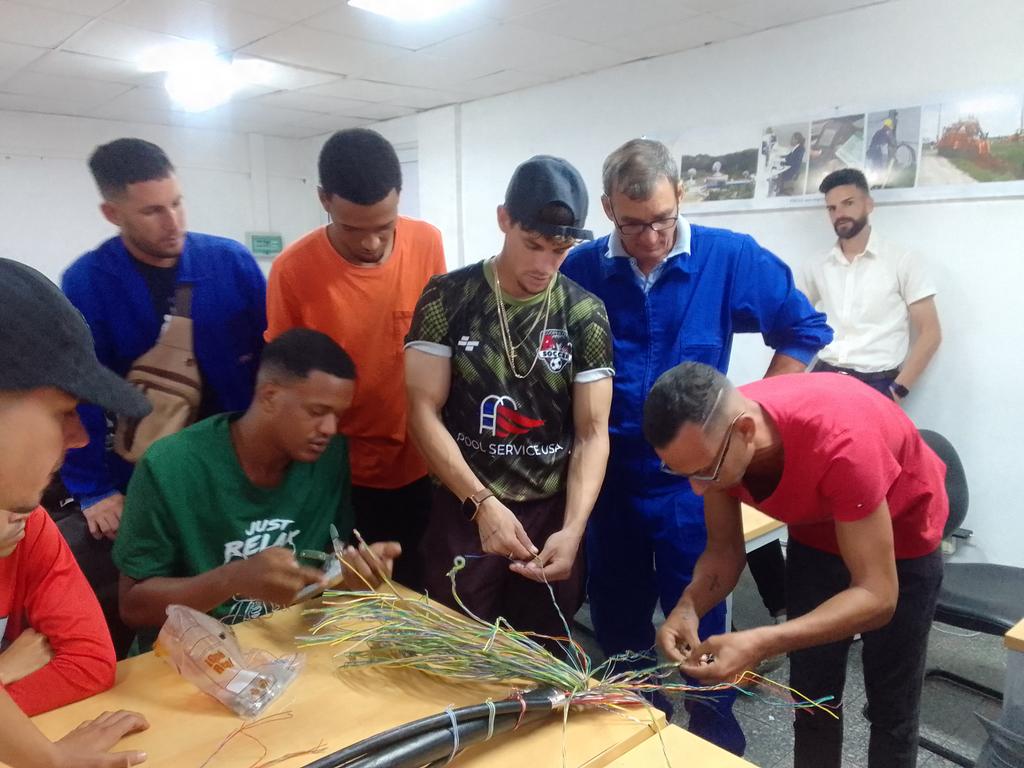 garcia_yec52416's tweet photo. La preparación de la fuerza de trabajo joven y debidamente calificada es una prioridad de @ETECSA_Cuba #PinardelRío; así se evidencia en el Curso de Habilitación de Operarios de Cable; el agradecimiento a los Instructores Yovany Estévez y Julio Morales por su entrega y compromiso https://t.co/KECPm9sG4a