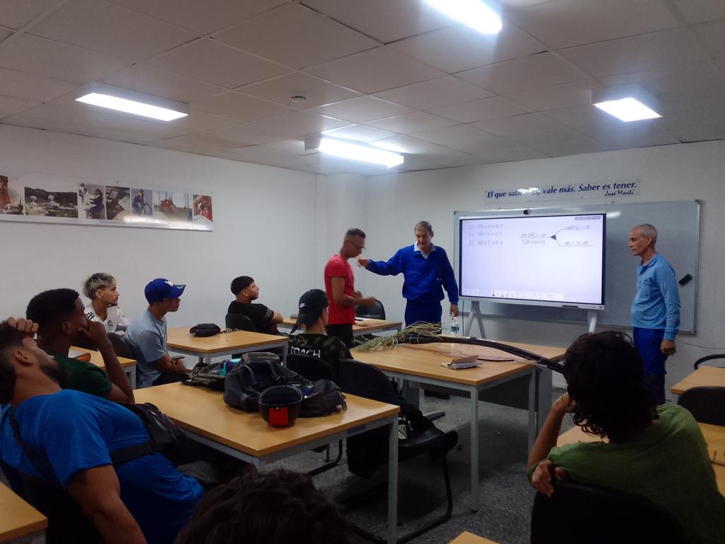 garcia_yec52416's tweet photo. La preparación de la fuerza de trabajo joven y debidamente calificada es una prioridad de @ETECSA_Cuba #PinardelRío; así se evidencia en el Curso de Habilitación de Operarios de Cable; el agradecimiento a los Instructores Yovany Estévez y Julio Morales por su entrega y compromiso https://t.co/KECPm9sG4a