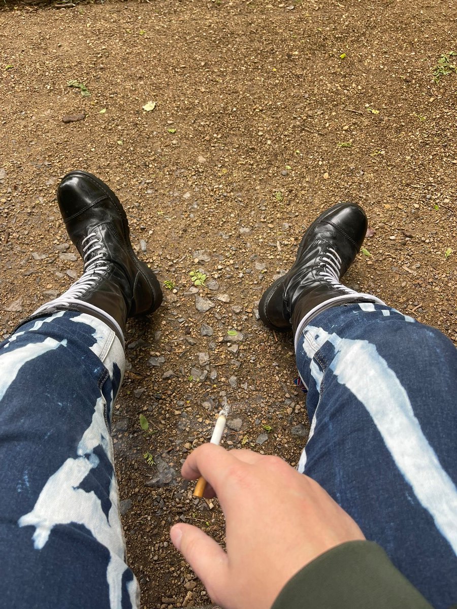 SkinHBootBoss's tweet photo. Scaring the locals but needed a smoke, step up fags who’s gonna be buying the next pack? 

#findom #cashsub #cashfag #smoker https://t.co/haAcNjI9oG