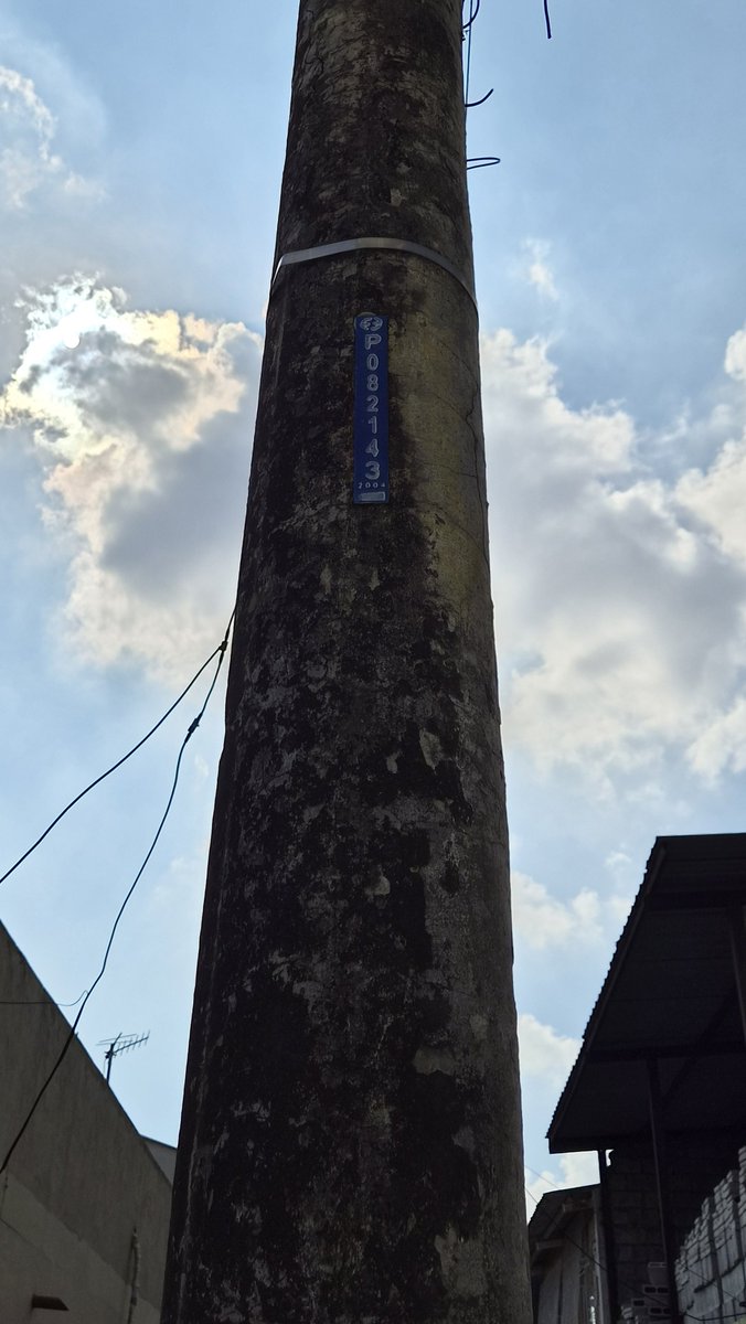 _Guzman95's tweet photo. @CNEL_EP @servicioscnelep postes de luz, necesitan mantenimiento o cambio, se caen. En las fotos estan los números de serie de los postes. https://t.co/YI2J7yA2LJ