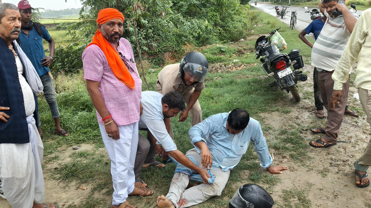 YogendraJayswal's tweet photo. आज अपने विधानसभा क्षेत्र शोहरतगढ़ में भ्रमण के दौरान ग्राम खैरहनिया समीप दुर्घटना में घायल सड़क पड़े घायलो को एम्बुलेंस उपलब्ध करवाकर उपचार के लिए अस्पताल भेजा! 
#Bjp4india #Narendramodi #AmitShah @blsanthosh #bjp4up #myogiadityanath @idharampalsingh #Siddharthnagar #flowers https://t.co/SBiT5RO9BW