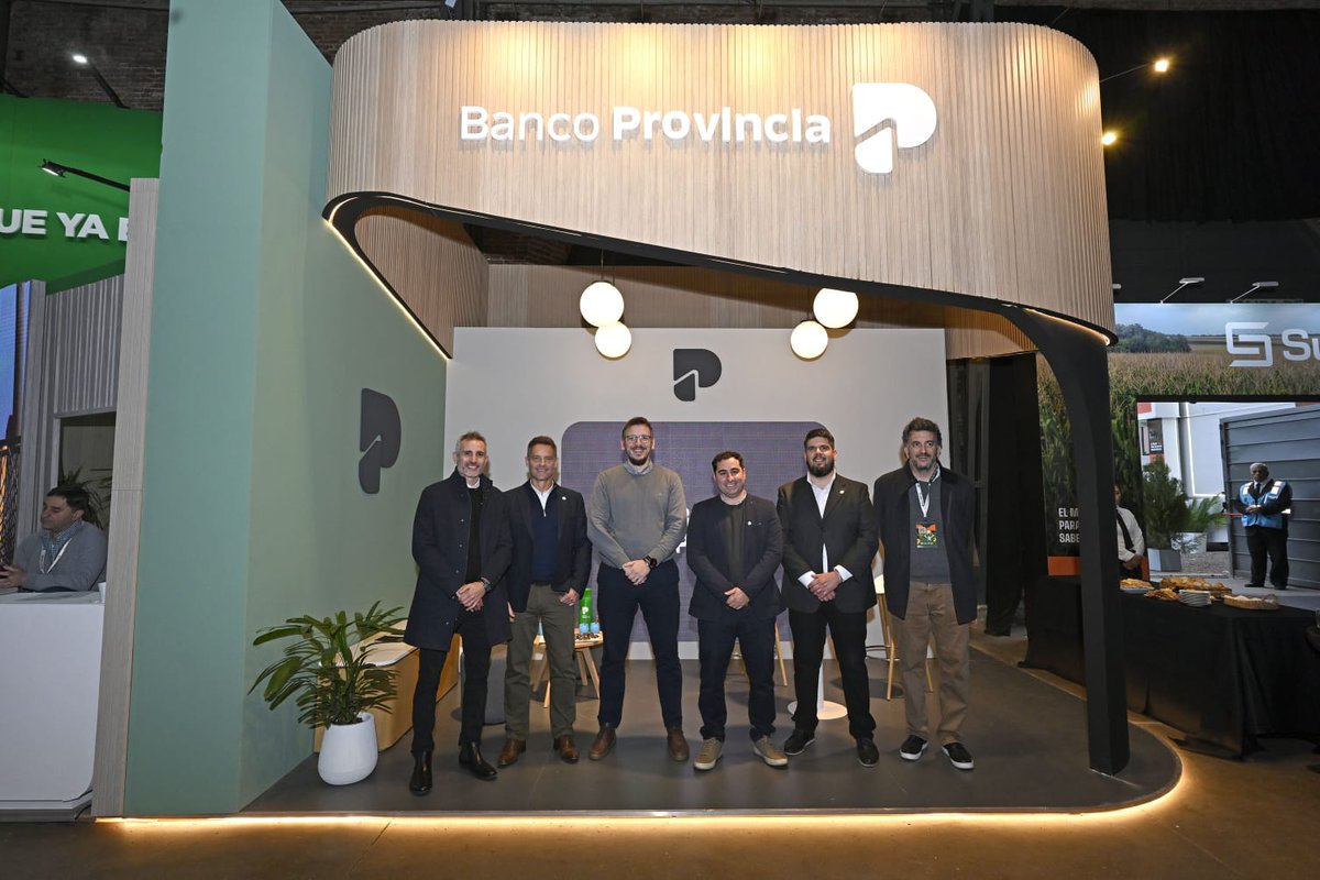 JCuattromo's tweet photo. Estuvimos en el Congreso de @aapresid en #Rosario junto al equipo de @bancoprovincia. 
En nuestro stand presentamos herramientas de financiamiento, productos y servicios para el agro, y conversamos con productores/as y empresas para conocer de primera mano la realidad del sector. https://t.co/obJcN0wVB8