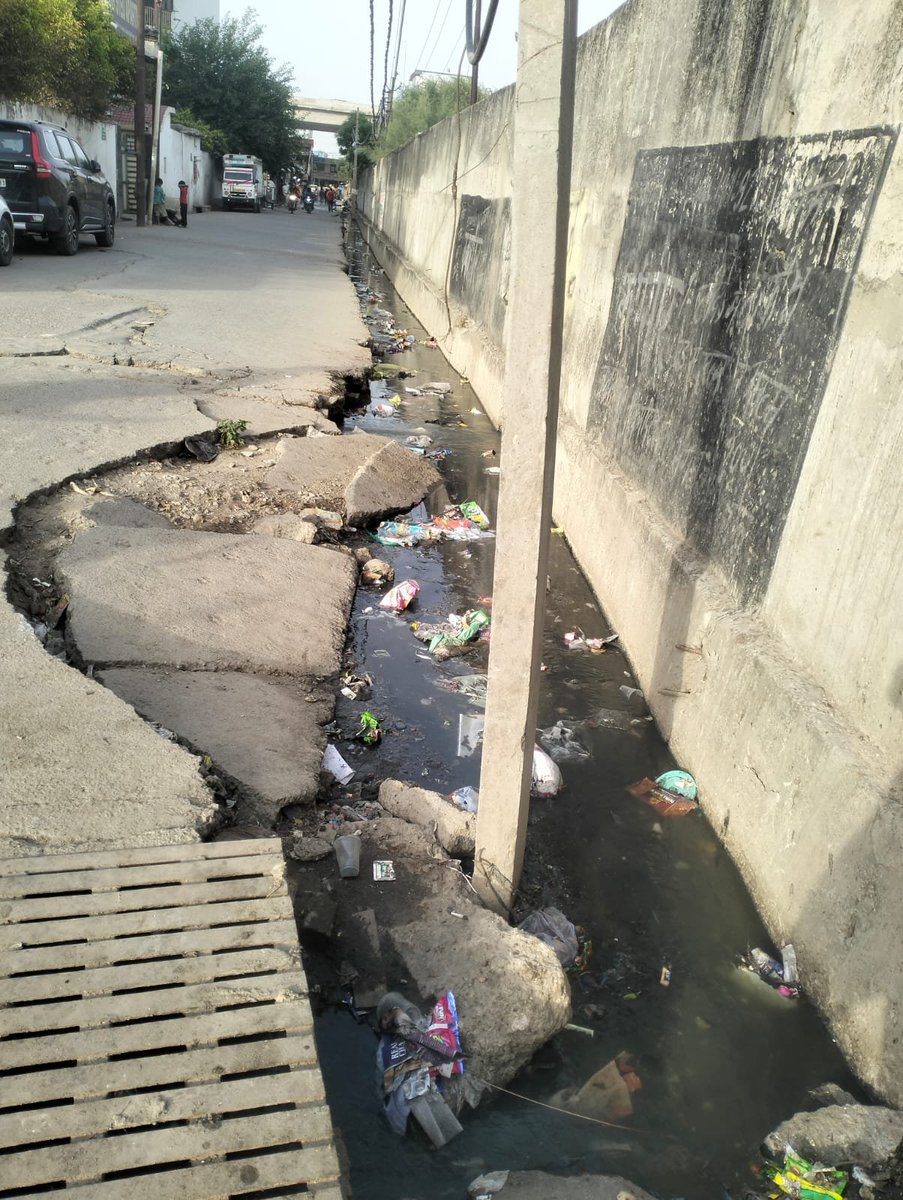sufianbadar1's tweet photo. @noida_authority @InfoDeptUP @UPGovt @myogiadityanath @CMOfficeUP @PankajSinghBJP Hon'ble Chairman! I would appreciate it if you repaired the road which starts from Jhuggi Jhopri to Sector 110. It is my request to contractor, please use our resources rational in terms of quality of materials so that it'll be lasting more and more. Wish you a great evening! https://t.co/d6DzRYX5LK