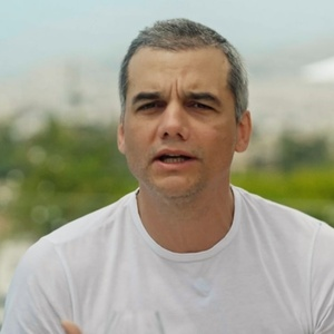 jornalnota's tweet photo. OPINIÃO! 🚨Vendo a entrevista do Wagner Moura enquanto ele falava sobre ser "cobrado" por ainda lutar por justiça social, fiquei pensando: o brasileiro tem uma vergonha profunda da própria classe social.  

É como se ter nascido em uma classe fosse uma chaga que revelasse demais quem ela é. Então o mundo do trabalho é uma forma dela escapar desse lugar em que ela nasceu.

Por isso, quando a pessoa consegue subir de classe social, a primeira coisa que faz é ocultar os rastros de onde veio, não importa de qual classe seja.  

Um dos maiores medos do brasileiro é ser flagrado agindo ou se relacionando no ambiente social em que nasceu. Por isso figuras realmente autênticas, como o Adriano Imperador, incomodam tanto.