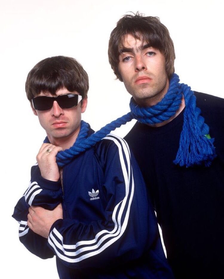 oasisterss's tweet photo. CAIM E ABEL? NEM SEMPRE ❌

Para além das músicas inesquecíveis, Oasis sempre foi conhecida como a banda “daqueles irmãos que se odeiam”

Mas, nessa thread, vamos te mostrar que o ódio e o amor caminham lado a lado.

Segue o fio 🧶 https://t.co/QD9TSqVGaE