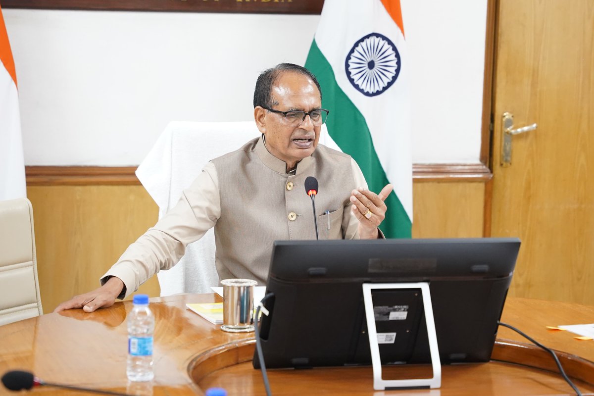 OfficeofSSC's tweet photo. माननीय केंद्रीय मंत्री श्री @ChouhanShivraj जी ने आज वीडियो कॉन्फ्रेंसिंग के माध्यम से रानी लक्ष्मीबाई केंद्रीय ���ृषि विश्वविद्यालय (RLBCAU), झाँसी में आयोजित तीन दिवसीय कृषक प्रशिक्षण कार्यक्रम के समापन में सहभागिता की।

इस दौरान केंद्रीय मंत्री जी ने प्रशिक्षण हेतु आए किसान भाई-बहनों को संबोधित कर, उन्नत कृषि तकनीकों को अपनाने की अपील की।