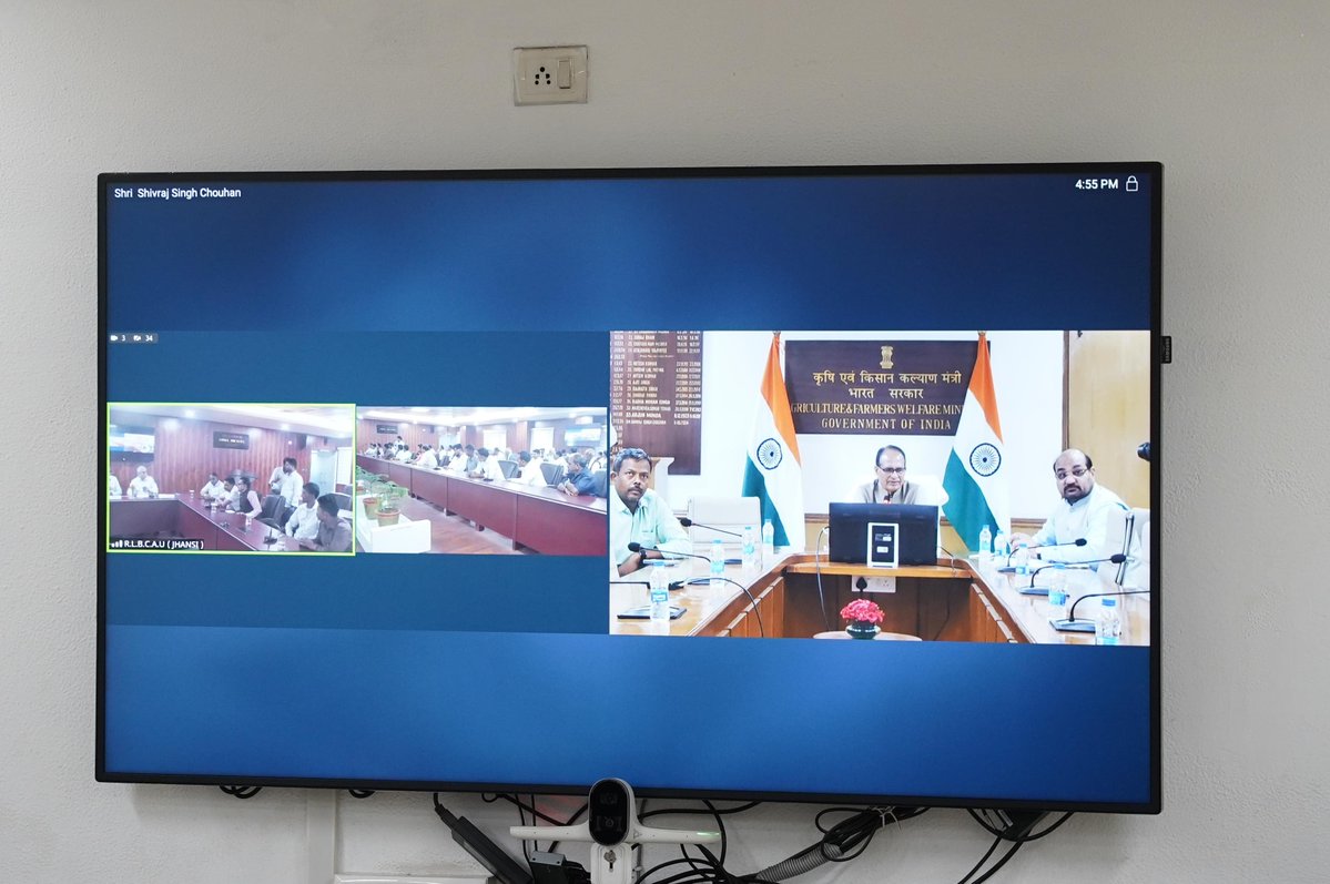 OfficeofSSC's tweet photo. माननीय केंद्रीय मंत्री श्री @ChouhanShivraj जी ने आज वीडियो कॉन्फ्रेंसिंग के माध्यम से रानी लक्ष्मीबाई केंद्रीय ���ृषि विश्वविद्यालय (RLBCAU), झाँसी में आयोजित तीन दिवसीय कृषक प्रशिक्षण कार्यक्रम के समापन में सहभागिता की।

इस दौरान केंद्रीय मंत्री जी ने प्रशिक्षण हेतु आए किसान भाई-बहनों को संबोधित कर, उन्नत कृषि तकनीकों को अपनाने की अपील की।