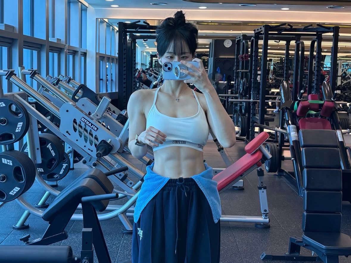 reishejd's tweet photo. 腹筋の形めっちゃ綺麗 https://t.co/8Z1Ybp49sq