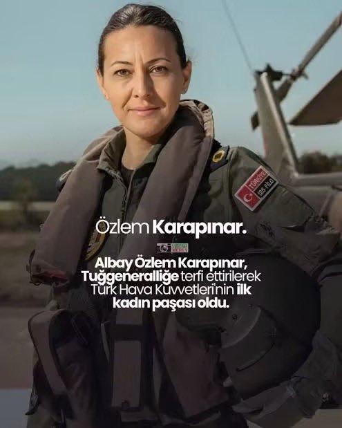 Black_Mamba1730's tweet photo. Soldaki daha teğmen olduğu gün Devlete Millete Başkomutanına kılıç çeken ve Kapıya konulan BİM,e Kasiyer olan Ebru diğer yanda ise Devletinin Milletinin ve Baş komutan Recep Tayyip Erdoğan’ın  emrinde General olan Özlem Karapınar..
Demekki Erdoğan Hak edeni hak ettiği yere,makama getiriyor