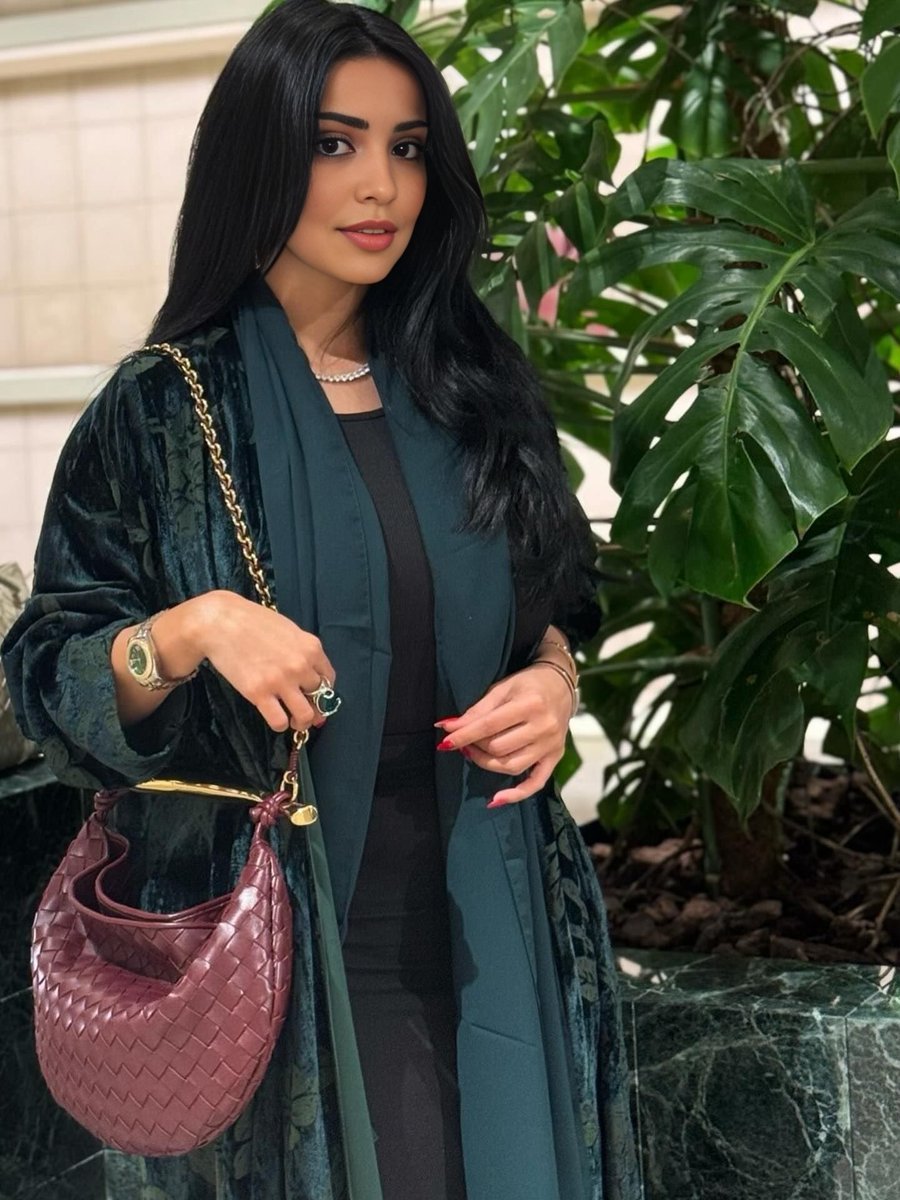 ReemAlwale's tweet photo. سؤال 

لو اقتحم عليك الخاص واقولك احبك واريد اتزوجك وش موقفك؟؟ 😘🌷 https://t.co/mwuCtesUyF