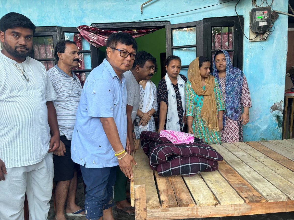 MPAbdulKhaleque's tweet photo. কলগাছিয়া আৰু মন্দিয়াৰ পৰা অহা কাঠ মিস্ত্ৰী সকলে শিমলুগুৰি চহৰত বাঁহৰ পাতি  থাকি হিতেশ্বৰ শইকীয়া ফাউণ্ডেশ্যনৰ সহযোগত তৈয়াৰ কৰা  কাঠৰ বিচনা কেইখনমান আজি শিৱসাগৰ জিলাৰ বান বিধ্বস্ত পৰিয়ালৰ হাতত তুলি দিওঁ । https://t.co/fHCUBD6htJ