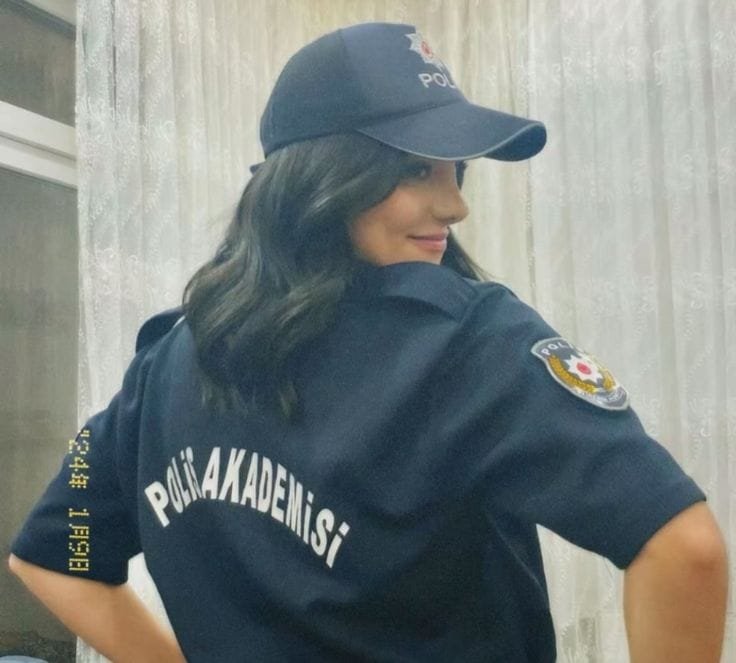 lMatmazelNoirl's tweet photo. Aramızda dağlar, yollar, yıllar var iken
Beni sana sımsıkı sarılı görenler olmuş... https://t.co/FNqhu4w1rc