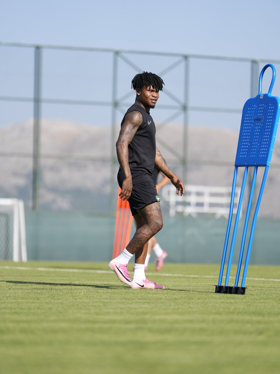 GiftOrban_Fan's tweet photo. Evimde gibi hissediyorum. Çocuklarla daha yeni başlıyorum. 💪⚽

Let’s Go!🟢🔴 https://t.co/pbUAv7rnsb
