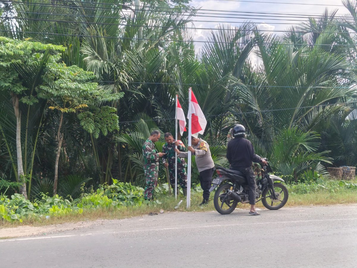 polresatim's tweet photo. Polsek dan Koramil Peureulak Barat Perkuat Semangat Kebangsaan Lewat Pemasangan Bendera Merah Putih

"Pengibaran Bendera selama bulan Agustus sebagai wujud penghormatan terhadap jasa para pahlawan."
@DivHumas_Polri 
@HumasPoldaAceh 
@PeureulakBarat 
https://t.co/c1CxjA6sz1 https://t.co/VYBNqcLrzn