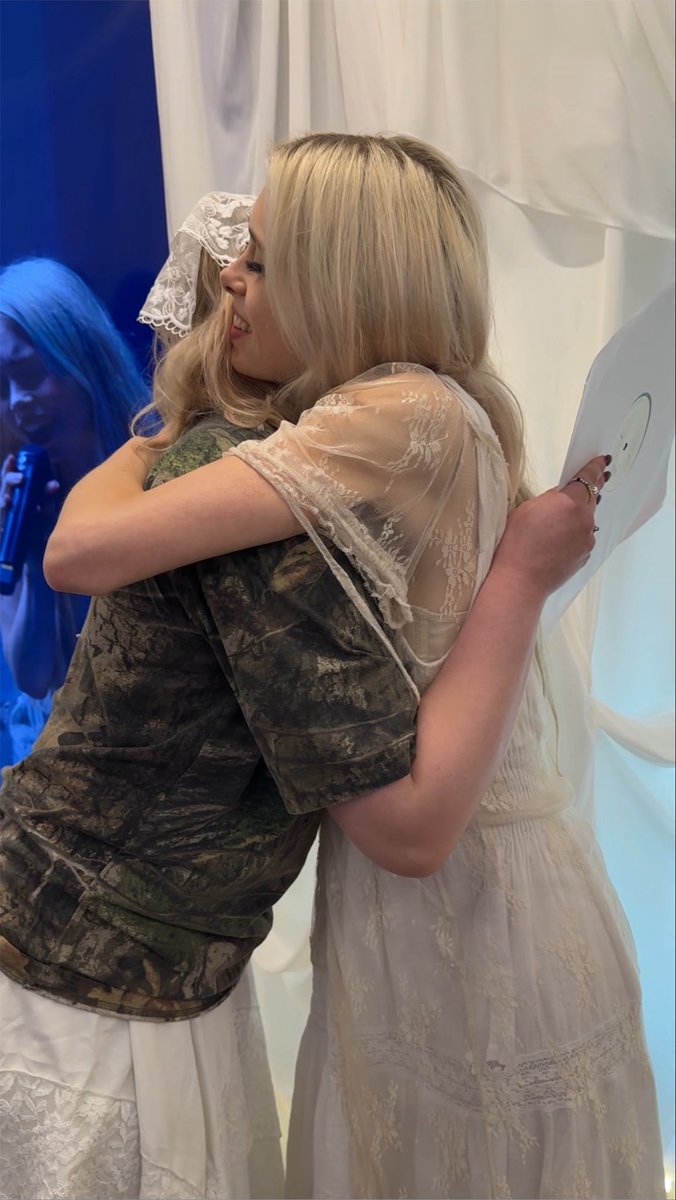 loveinmanyforms's tweet photo. back on twitter for the first time in years to say i love erin endlessly ♡ can’t wait for the fri&amp;sat shows, meeting her tonight was a dream come true<3 https://t.co/BndbANLtR0