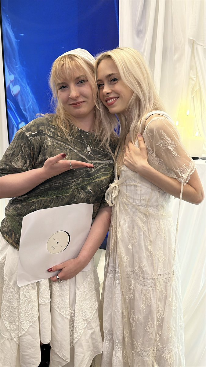 loveinmanyforms's tweet photo. back on twitter for the first time in years to say i love erin endlessly ♡ can’t wait for the fri&amp;sat shows, meeting her tonight was a dream come true<3 https://t.co/BndbANLtR0