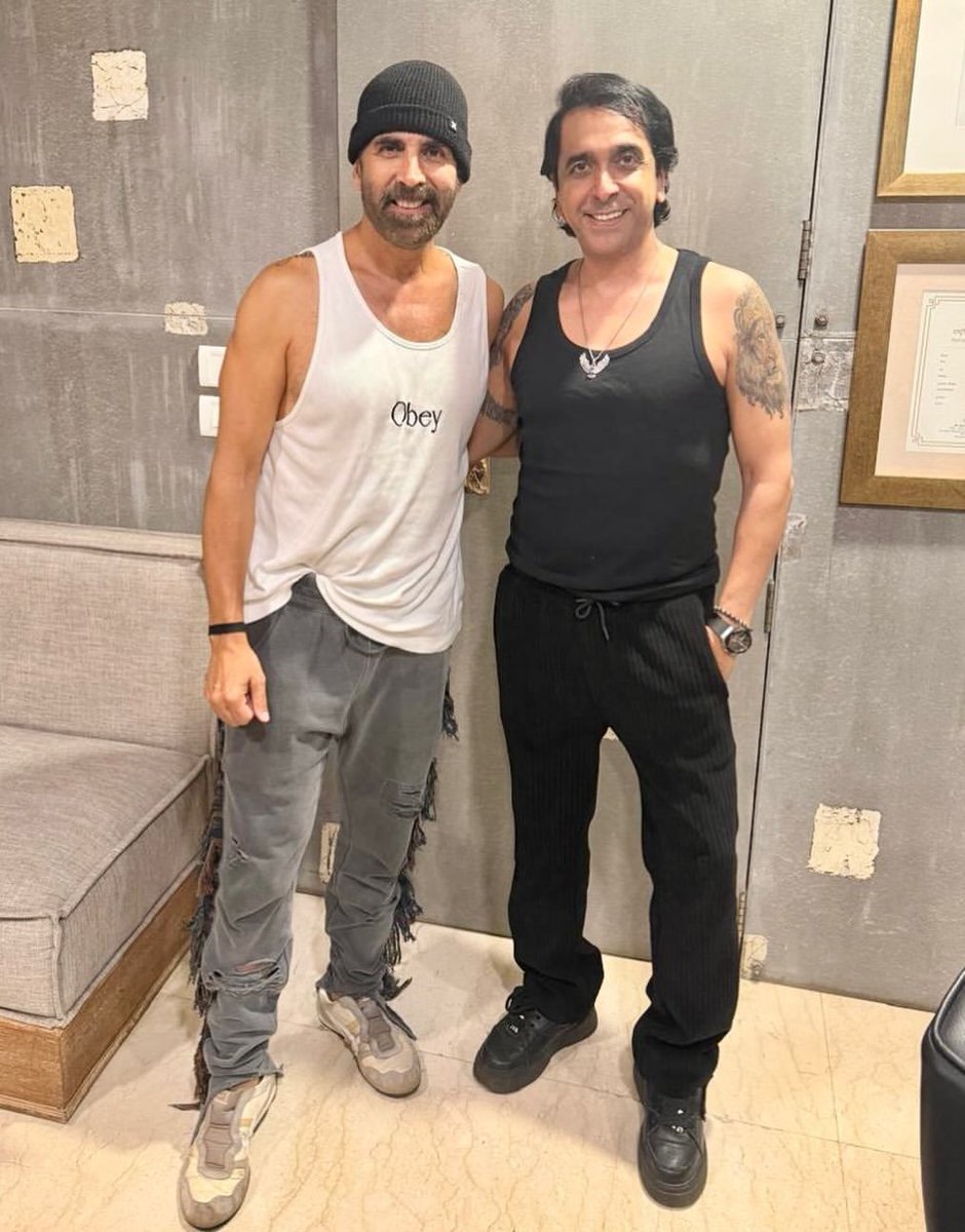 Raj70074889's tweet photo. Fitness, fun, and timeless friendship.
@akshaykumar
#akshaykumarfans
#akkians
#Akki
#khiladikumar
#KhiladiyonKaKhiladi
#bollywood
#Akshay https://t.co/S6RpcMtWhr