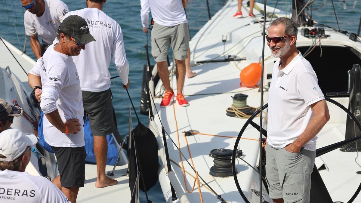 gisbert_ruben's tweet photo. Mientras algunos hemos perdido el culo para ir a Ceuta apoyar a los Ceutíes y reivindicar su defensa. El Consorte de Letizia I  de vacaciones en Mallorca de regata con barquito nuevo patrocinado por Mafre.
 
EL ESTADO DE PARTIDOS DEL 78 HA MUERTO. https://t.co/fjxB6CUNBc