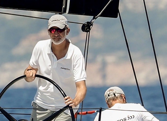 gisbert_ruben's tweet photo. Mientras algunos hemos perdido el culo para ir a Ceuta apoyar a los Ceutíes y reivindicar su defensa. El Consorte de Letizia I  de vacaciones en Mallorca de regata con barquito nuevo patrocinado por Mafre.
 
EL ESTADO DE PARTIDOS DEL 78 HA MUERTO. https://t.co/fjxB6CUNBc
