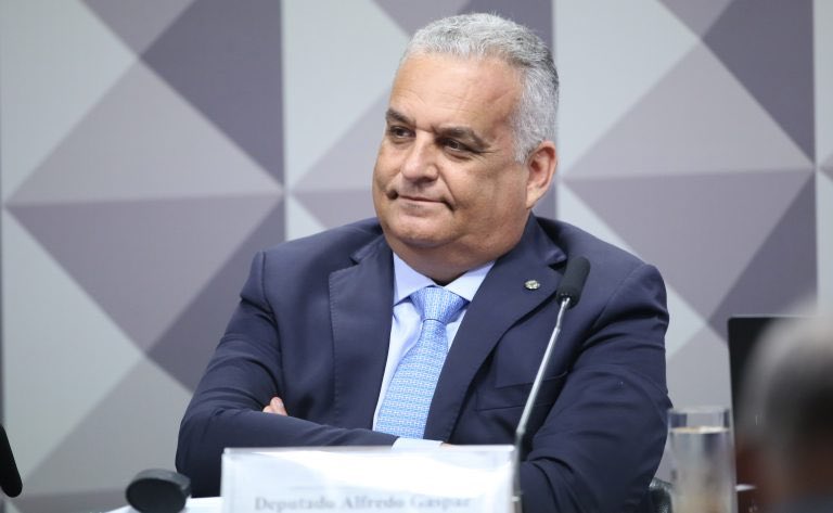 BrunoDiasCWB's tweet photo. Vice do Renan Santos

- Patriota 
- Militar
- Anti PT, tava até na frente do quartel
- Based
- Pai de Familia
- IMC em dia

Vice do Flavio Rachada

- Começou na política no governo do Renan Calheiros (atual ministro do Lula)
- Foi pro PL
- Gordo https://t.co/u6sjBwMuB5