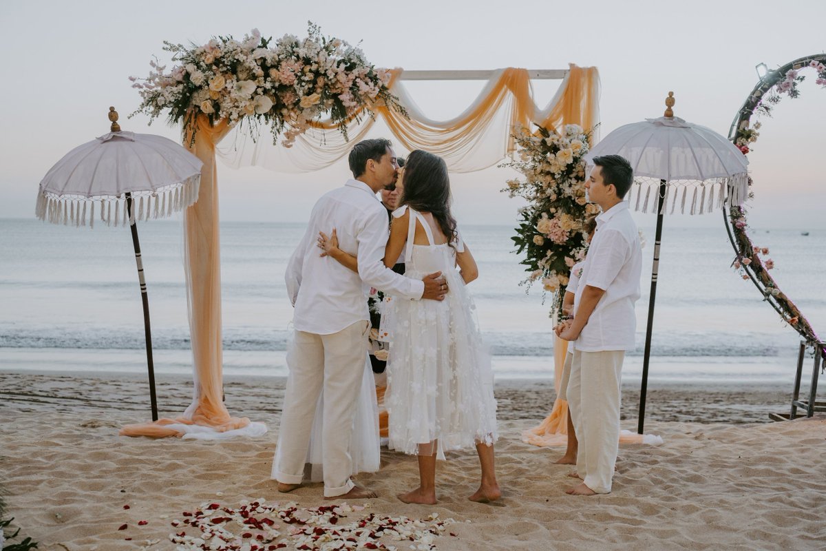 BaliHomeWedding's tweet photo. Renewal Vows in Jimbaran Beach https://t.co/Q2ZEt1S0ax
