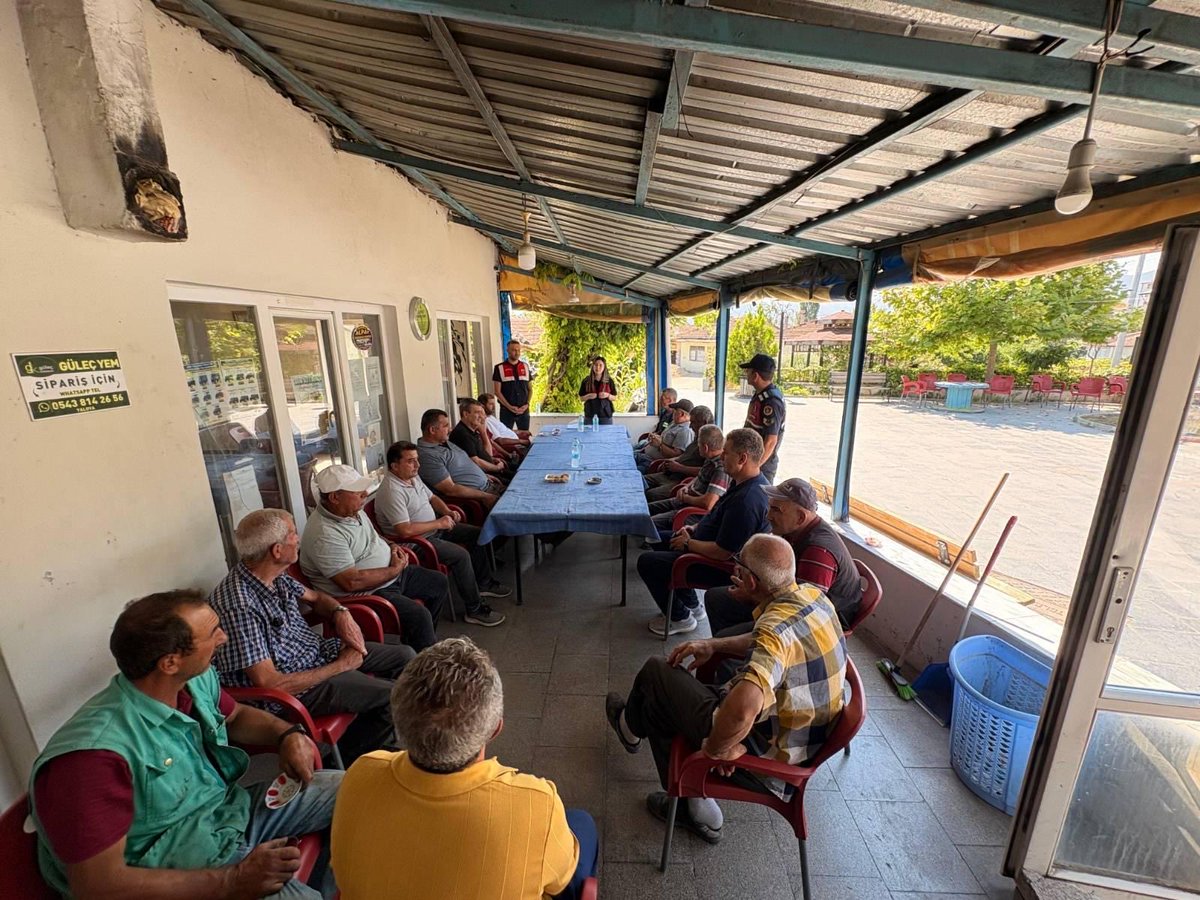 termalkaymakaml's tweet photo. Termal İlçe Jandarma Komutanlığı ile İl Jandarma Komutanlığı Siber Suçlarla Mücadele Şube Müdürlüğü ekiplerince, TDGH kapsamında Akköy Köyü’nde vatandaşlarımıza nitelikli dolandırıcılık konusunda bilgilendirme yapıldı.

@ahusta07 
@yalovavaliligi https://t.co/6NaFx0Okh8