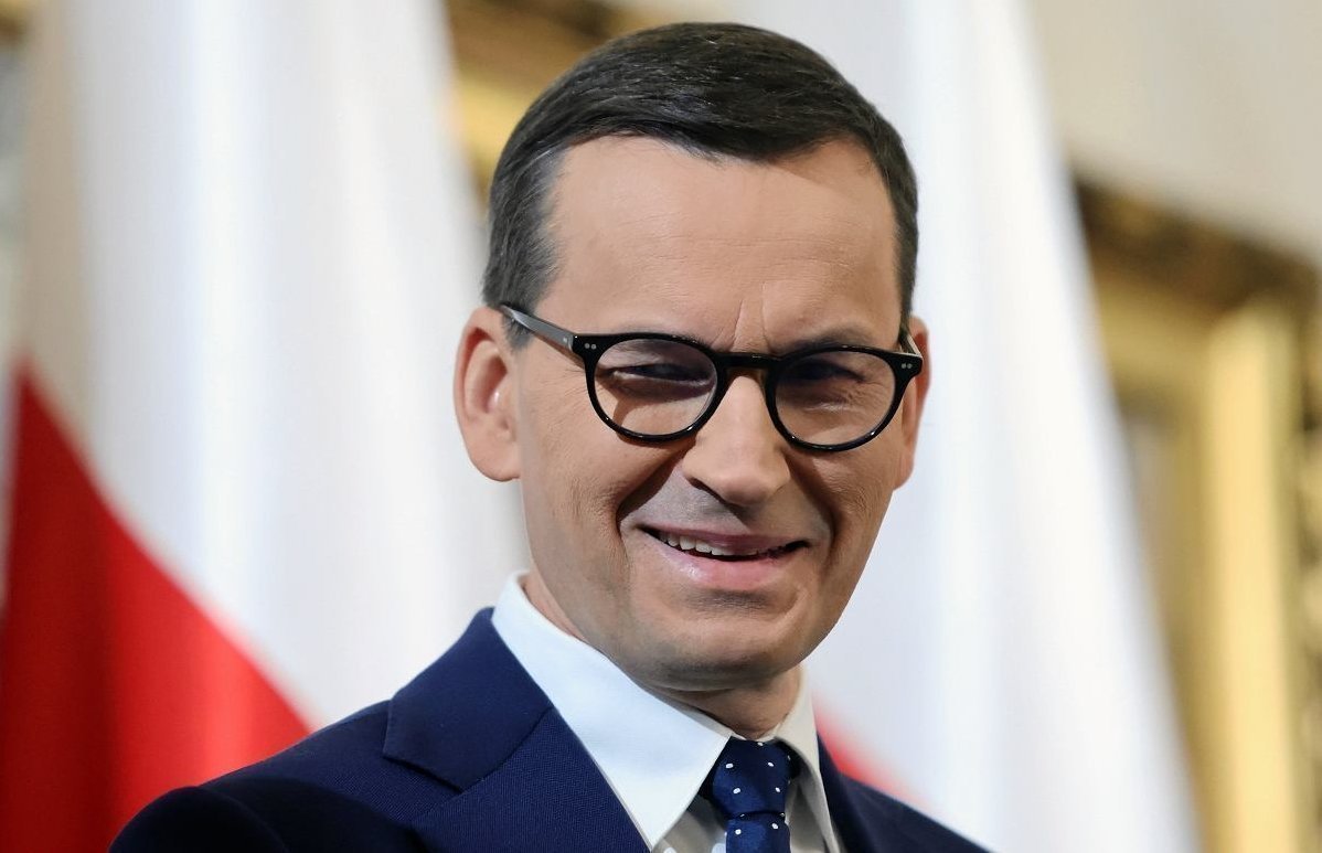 NigdyWiecejPiS's tweet photo. Morawiecki: "Dysponuję bardzo intymnym nagraniem VHS Jarosława Kaczyńskiego z 1989 roku, zarejestrowanym w willi szpiega KGB Anatolija Wasina na Saskiej Kępie. Panie Prezesie, ja naprawdę nie chcę tego ujawniać, więc proszę mnie nie atakować." https://t.co/br7DPMLxlX
