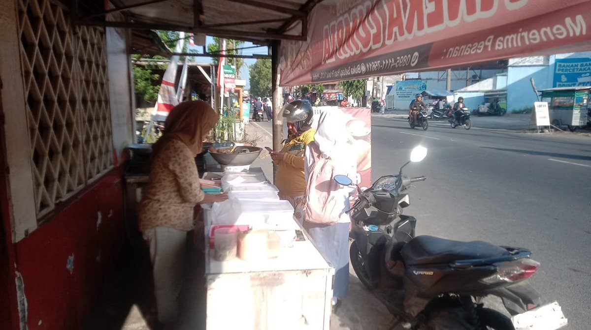 riyantorazak's tweet photo. Kulinern 'lagi ; lumpia bung jln tgh 
 __ 
 Sbnrnya awlnya tdk cari jjanan ini 
 tapi tk sngj nemu '

 lumyan cocok dn bisa jadi lnggn jgk pjg sprtinya utk 'tamba kangen' lmpia Smrg an 

 jdi bgini ndor,lumpia itu  kulit-isi  enak

jdi bgini saja ndor , luar dlam yg enak2an sja.. https://t.co/9kq75YwTCw