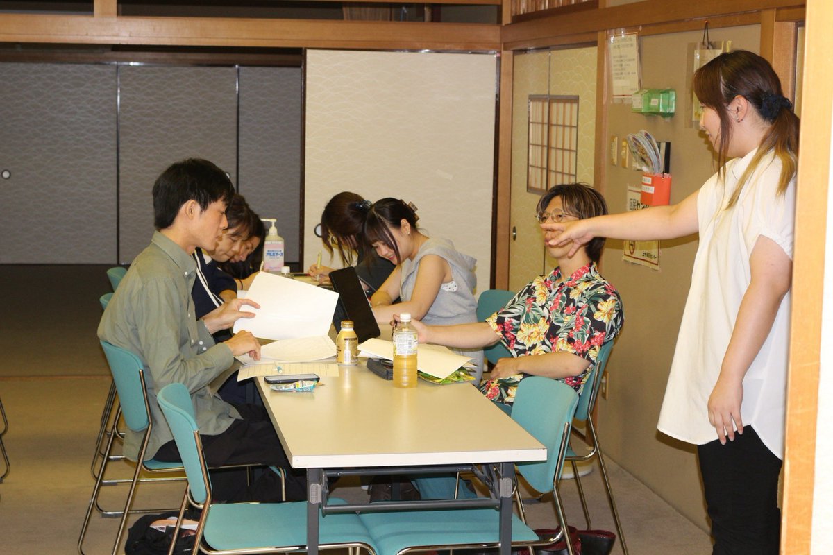 wistroemeria's tweet photo. 本日は役ごと・班ごとに分かれてのグループディスカッションを行いました！
台本上の相違が無いようまた、共有したいことを深めるために大切です！

スラスラかける方、頭を悩ませる方もいてなかなか難しかったようです…
一つの作品を作るのは一筋縄ではいきません
#たきがわ営業中
#劇団Wistroemeria https://t.co/ImszioR1iw