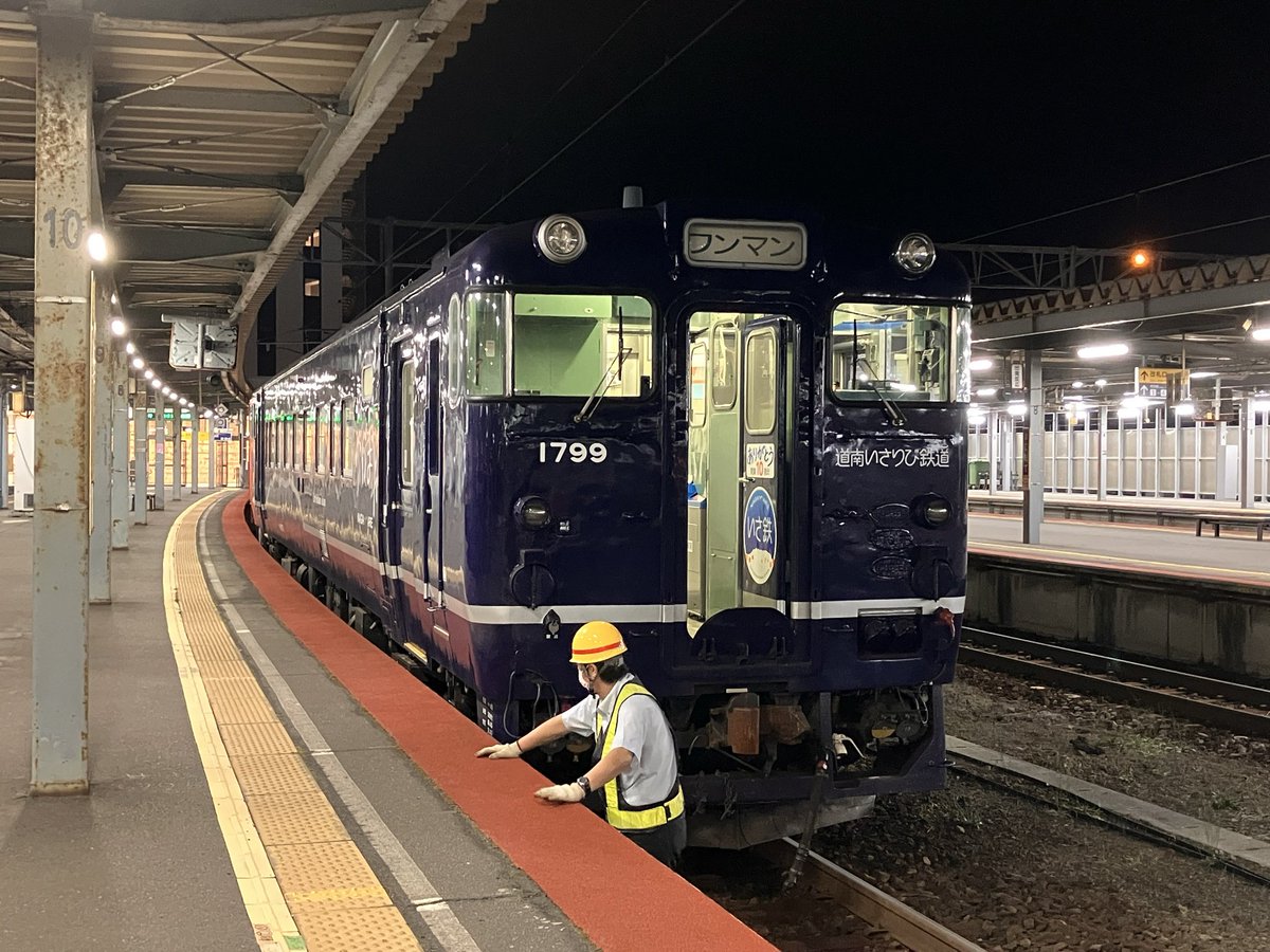 Orgel_Beckerath's tweet photo. 夜の7時頃。

夜勤終わりに何も食べずに寝てしまい、
133D車内で朝食と昼食を兼ねた夕食を🤪

その後、函館に到着したところ
臨時の普通列車を担当するキハ40たちが
出迎え���くれました！！ https://t.co/EAbn1yn310