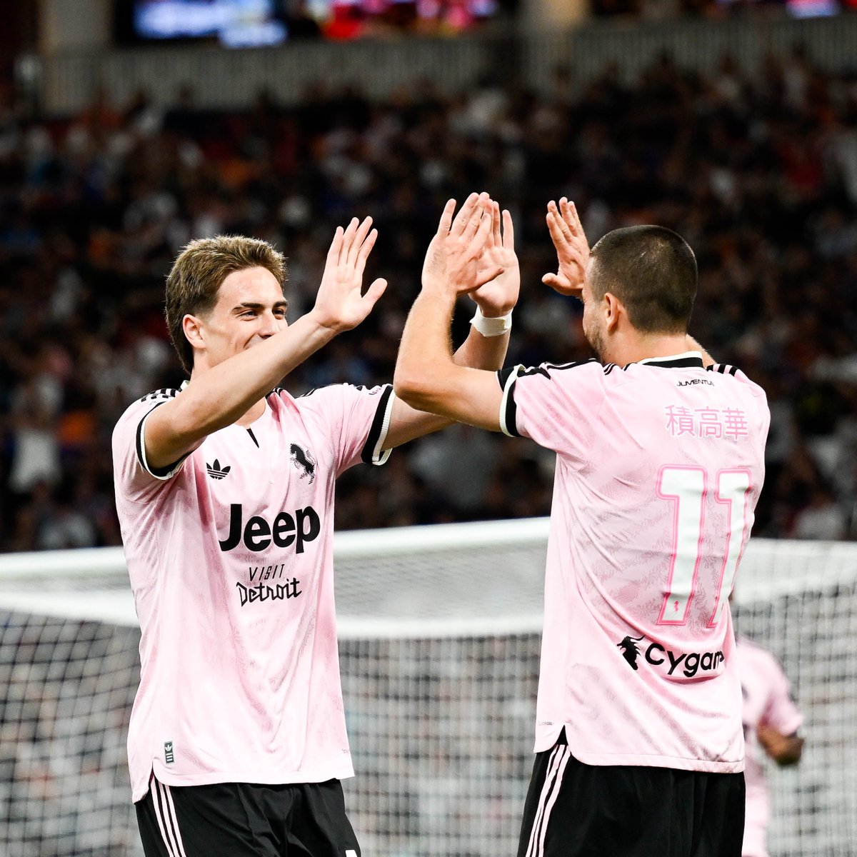juventusfc's tweet photo. 🤍🖤 https://t.co/BR3YGbbKGw