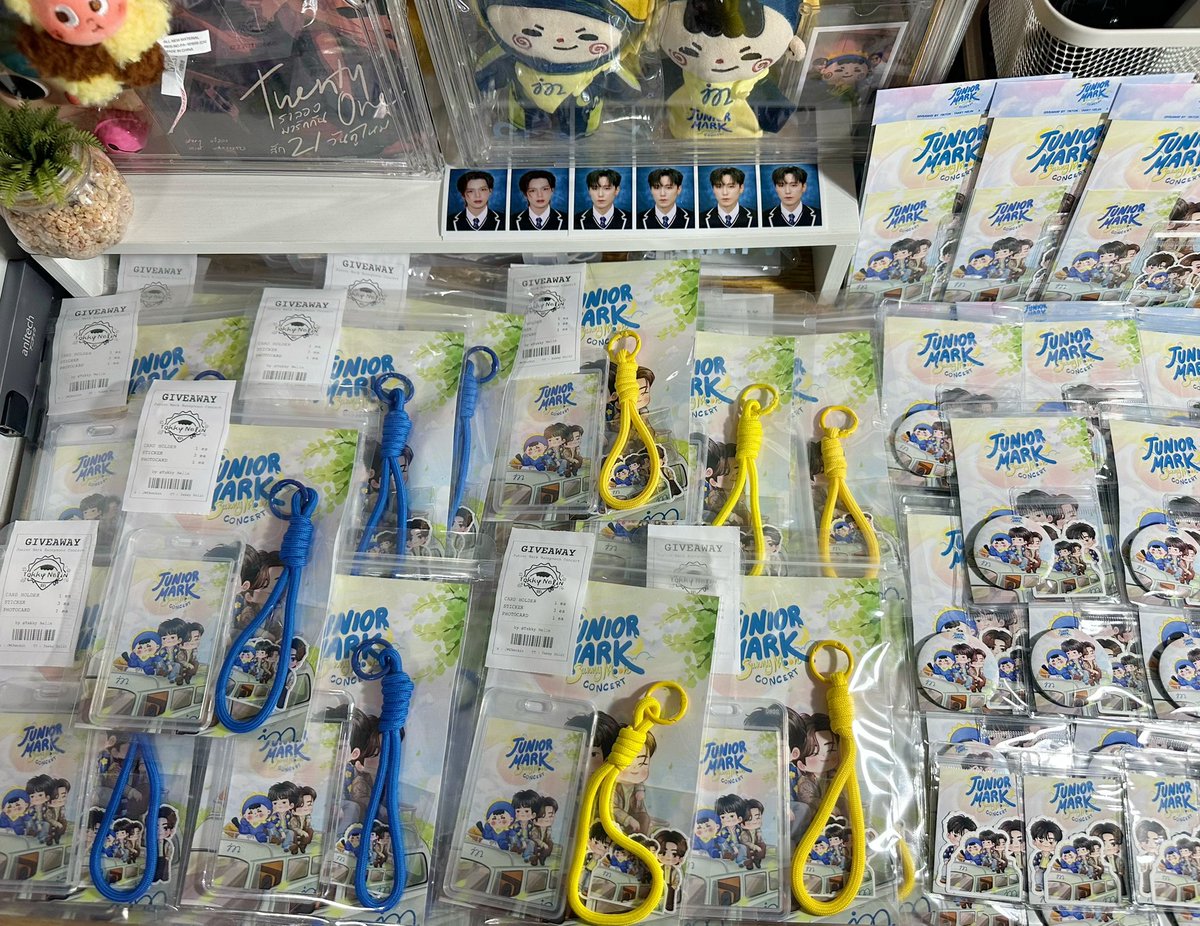 JMCheckin's tweet photo. 𝙂𝙞𝙫𝙚𝙖𝙬𝙖𝙮 𝙛𝙤𝙧 #SunnyMoonConcert ☀️🌙
#JuniorMark

☀️ Card Holder + Sticker         100 ea
☀️ Button Badge + Sticker     100 ea
☀️ Sticker                                     300 ea
☀️ Postcard Set                         100 ea

📍 Location: BITEC LIVE
📅  7 , 8 , 9 Aug 2026

#junniorrs #markjrtn #JUMMO
#JuniorMarkConcert