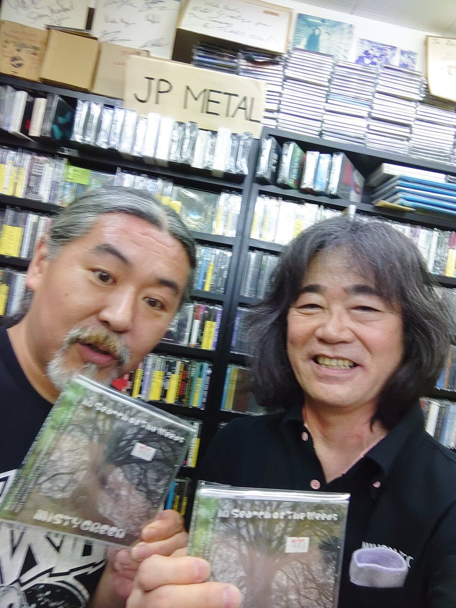 MISTYGRBL020's tweet photo. 今日は、大阪のROCKSTAKK RECORDSさんへご挨拶に伺いました🤘
入口近くの目立つ場所に置いていただきありがとうございます🎶　
『In Search of The Weeds』

個人的にはビニール盤コーナーが気になりました！

#rockstakkrecords 
#ロックスタック
#mistygreen https://t.co/ZRt6YNg5Zn