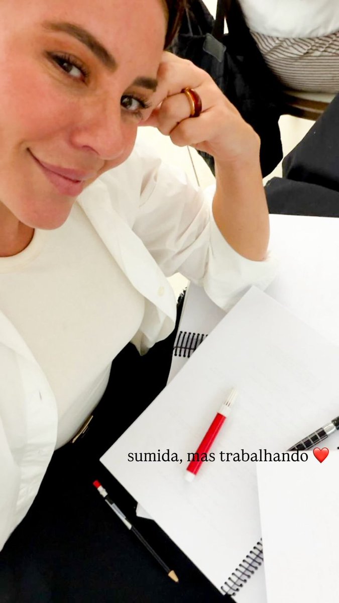 QGPaolla's tweet photo. “Sumida, mas trabalhando” 
Coisa linda ❤️

📸| IG Story @/paollaoliveirareal https://t.co/Esc5pkliqj