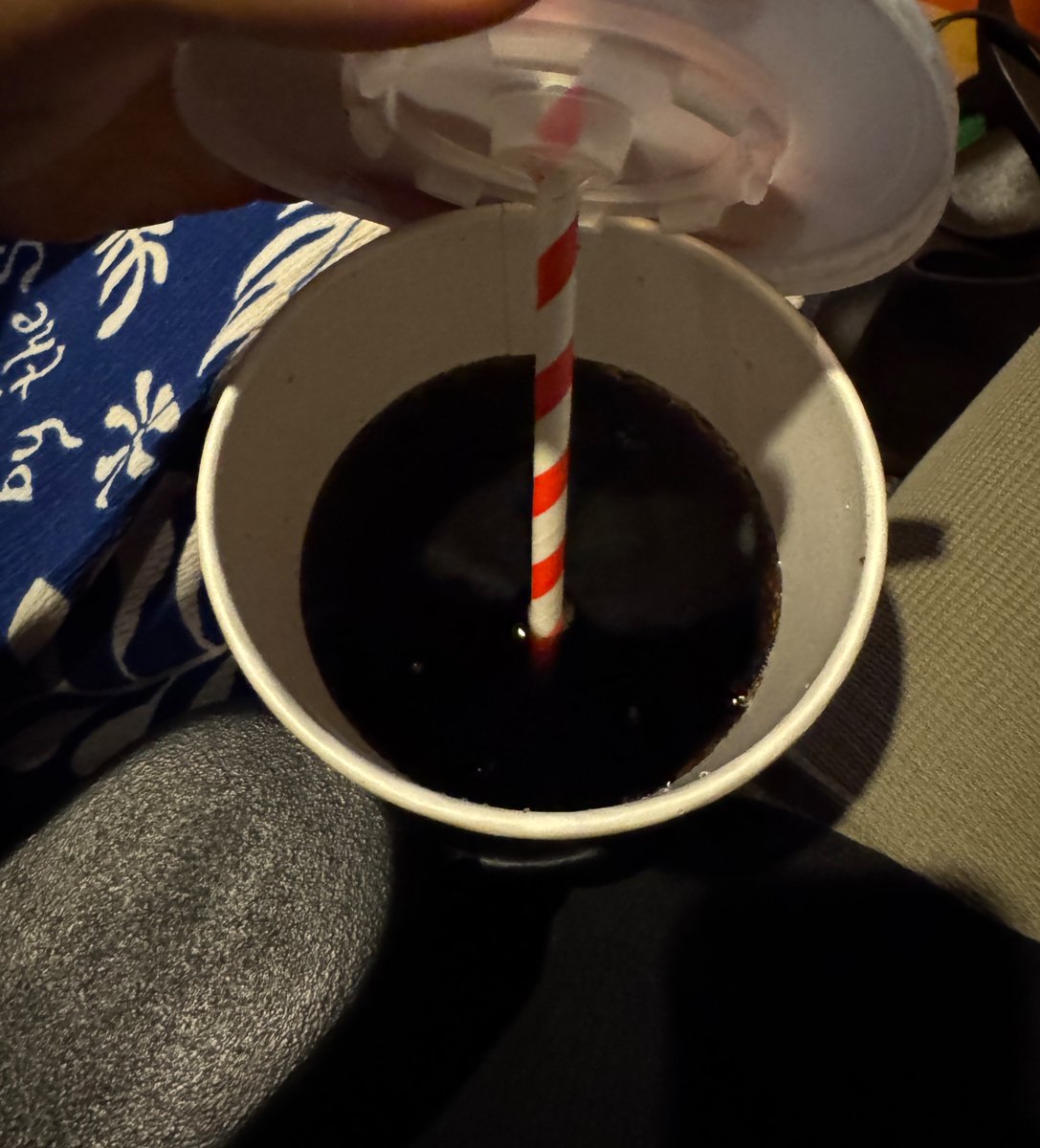 DanielBlancoSWE's tweet photo. Para los que me llamaron exagerado con lo del AC en Austria.

Estamos a 40 grados y el cine a temperatura de la calle, sin aire. La gente chorreando y apestando.

Las bebidas, 6 euros y sin hielo. Esto ni en un país tercermundista eh. https://t.co/tyBQWfLi09
