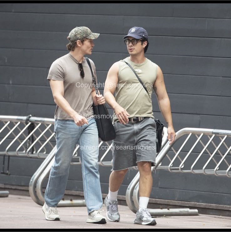 cstorrrie's tweet photo. MATCHING GLASSES, MATCHING CAPS, MATCHING BIG SHOULDER BAGS, AND COMPLETELY MATCHING OUTFITS. THEY’RE MARRIED https://t.co/EnGCbo5s5I