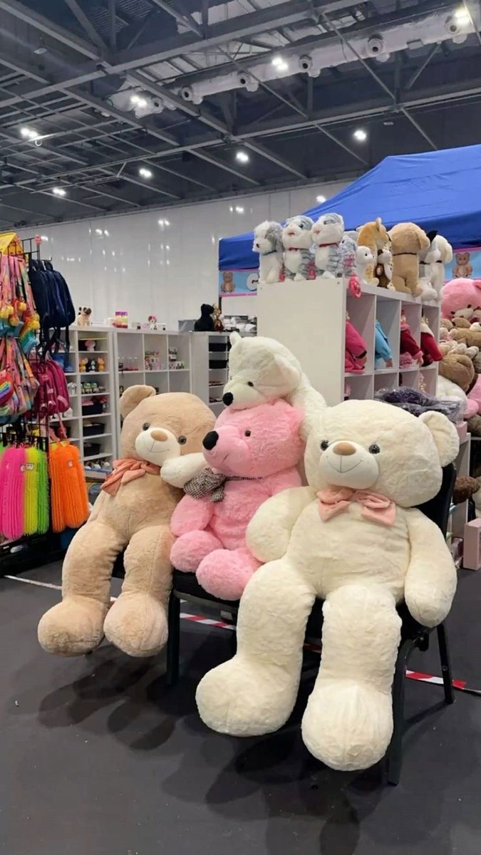 MarionsEsther's tweet photo. Guys I need a teddy bear 😭😭. I won’t manage this coldness 🥶🥶 https://t.co/cVhUg1dkWK