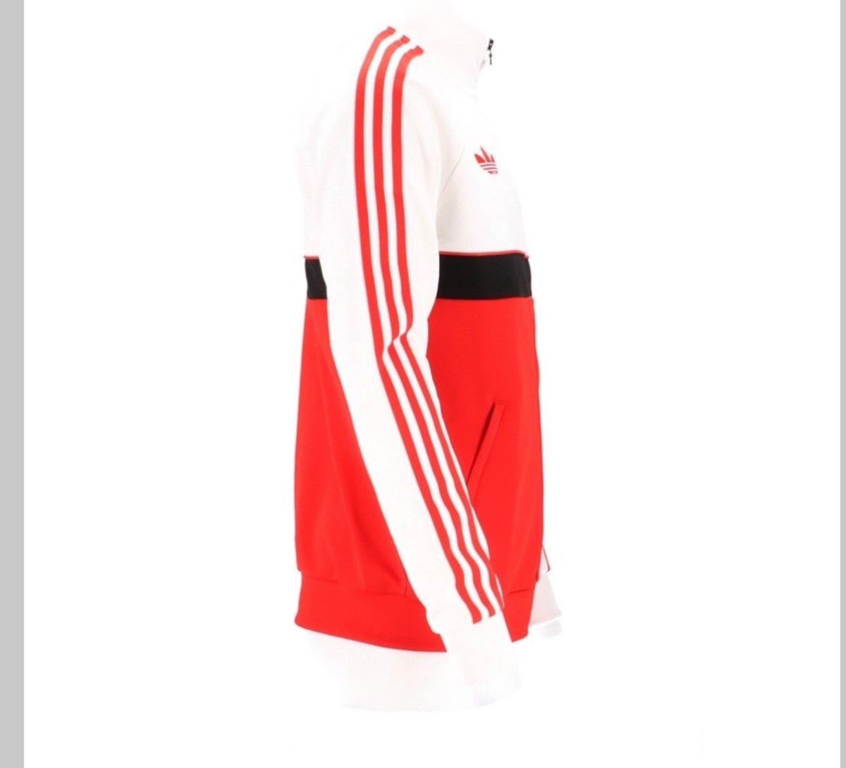 juliatosf2's tweet photo. Sois conscientes de la maravilla que acaba de sacar Adidas para el Sevilla FC ? https://t.co/ni81bqcip3