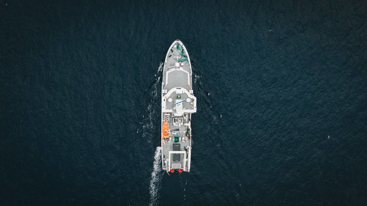 EE_EspadaEscudo's tweet photo. Novo navio de investigação oceanográfica "Azores Ocean" (IMO 1041104), afecto ao Governo da Região Autónoma dos Açores (RAA), construído pelos estaleiros Armón em Vigo, Galiza, Espanha, entregue no Porto da Horta, na Ilha do Faial, onde atracou cerca das 19:45 UTC de 4 de Agosto de 2026. O navio será gerido conjuntamente pela MARTEC (investigação, experimentação e desenvolvimento) e pela Atlânticoline (abastecimentos, docagens, manutenção e certificações), e operado pela Marinha Portuguesa.

Este navio é uma plataforma tecnológica, de operação oceânica, para capacitar a Região na exploração e monitorização do mar profundo no Atlântico Nordeste Central, no contexto da Zona Económica Exclusiva (ZEE) do arquipélago. Com a referência de projecto de construção "V149", trata-se do 14.º navio oceanográfico construído por este estaleiro galego. Terminados os trabalhos de instalação dos equipamentos e os acabamentos, e realizados os primeiros testes operacionais de mar, viajou até à Região Autónoma dos Açores, percorrendo 945 milhas náuticas (1 751 km).

A construção do "Azores Ocean" teve assentamento da quilha em Novembro de 2023, num projecto com um prazo máximo de execução contratada de 900 dias e um custo de 19 799 400,00 EUR, financiados no âmbito da componente C10-i04-RAA – Desenvolvimento do "Cluster do Mar dos Açores" do Plano de Recuperação e Resiliência (PRR) da União Europeia (UE). O navio integra a iniciativa "Hub Azul Açores", no contexto alargado do desenvolvimento do "Cluster do Mar dos Açores", com o Tecnopolo MARTEC, a Escola do Mar dos Açores e com toda a Zona Livre Tecnológica (ZLT), baseados na Ilha do Faial. Esta iniciativa é tutelada pelo Governo da RAA com a coordenação principal sob responsabilidade da respectiva Secretaria Regional do Mar e das Pescas.

O navio tem 45,95 metros de comprimento e 10,5 metros de boca, atingindo, com propulsão diesel-eléctrica, uma velocidade máxima de 12 nós, com uma capacidade de combustível de 151 metros cúbicos e de 37 metros cúbicos de água doce, podendo alcançar até 4 000 milhas náuticas com uma autonomia de operação de 15 dias. Opera com uma tripulação base de 20 elementos, a que acrescem até 10 tripulantes técnicos e 10 tripulantes científicos. Compreende sala de aulas, laboratórios (seco e húmido) e centro de dados. O "Azores Ocean" irá permitir a substituição do navio "Arquipélago" (H-44-ESJ), de 25 metros, ao serviço desde 1993 (e no final da sua vida útil), operado pelo Departamento de Oceanografia e Pescas (DOP) da Universidade dos Açores (UAç), baseado na cidade da Horta, na Ilha do Faial.

Ao custo do novo navio enquanto plataforma operacional base, acrescem cerca de 3,6 milhões de EUR para os respectivos módulos científicos; 1,42 milhões de EUR para o módulo de equipamento de arrasto; e 4,5 milhões de EUR para um módulo ROV ("Remotely Operated Vehicle", "Veículo [subaquático] Operado Remotamente"), capaz de operar até aos três mil metros de profundidade (Argus ROV, classe "Work", de fabrico norueguês); também financiados pelo PRR da UE, num investimento agregado de cerca de 29,32 milhões de EUR. Trata-se do maior investimento alguma vez realizado pela Região Autónoma dos Açores numa infra-estrutura oceanográfica.

Na cerimónia de recepção estiveram presentes o Presidente do Governo Regional dos Açores, José Manuel Bolieiro, o Presidente da Câmara Municipal da Horta, Carlos Ferreira, a Reitora da Universidade dos Açores, Susana Mira Leal, o Capitão do Porto da Horta, Capitão-de-Fragata Amílcar Gomes Braz, e o Capitão-de-Fragata Luís Carlos Brandão Marques, que lhe sucederá no cargo a partir de 6 de Agosto de 2026, a Presidente do Conselho de Administração da Portos dos Açores, S.A., Sancha Santos, a Presidente do Conselho de Administração da Atlânticoline, Isabel Dutra, e o Coordenador da Estrutura de Missão do PRR Açores, Rui Luís.

Fotos exteriores por Diogo Vieira via Presidência do Governo Regional dos Açores. Fotograma interior da ponte de comando seleccionado e editado por E&E via vídeo RTP Açores.